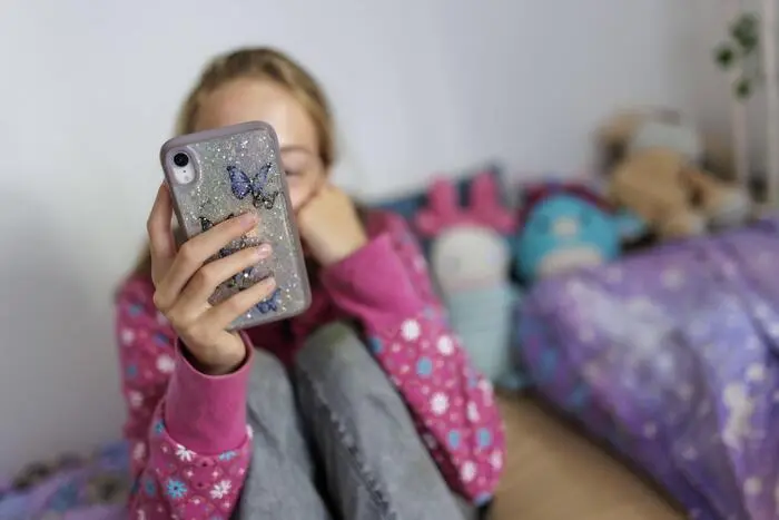 Ein 12-jähriges Mädchen aus Klagenfurt sagte Buschmann, sie wolle nur noch mit KI-Freunden sprechen. 