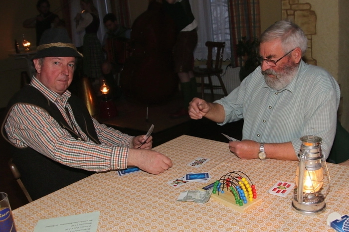 Da wurde gescherzt, getanzt und auch Karten gespielt. Einer der Gäste hatte sogar eine 100-Schilling-Note als Einsatz beim Spiel mitgebracht. Das obere Stockwerk im Gasthaus Rößl-Kirchenwirt war nur mit Petroleumlampen beleuchtet. "Wir haben extra ein geruchfreies Petroleum besorgt“, lacht Kollmann, für Durchsagen diente ein Sprachrohr.