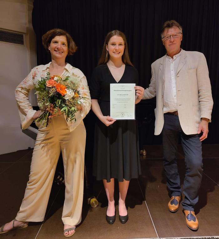 Johanna Frey, Lena Puntigam, Direktor Günther Pendl feierten die erste Abschlussprüfung im Fach Gesang an der Musikschule Mureck
