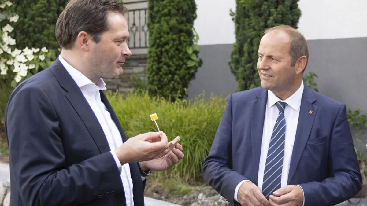 Landwirtschaftsminister Norbert Totschnig und LHStv. Josef Geisler freuen sich, dass immer mehr Betriebe auf regionale Lebensmittel setzen und sich dafür zertifizieren lassen