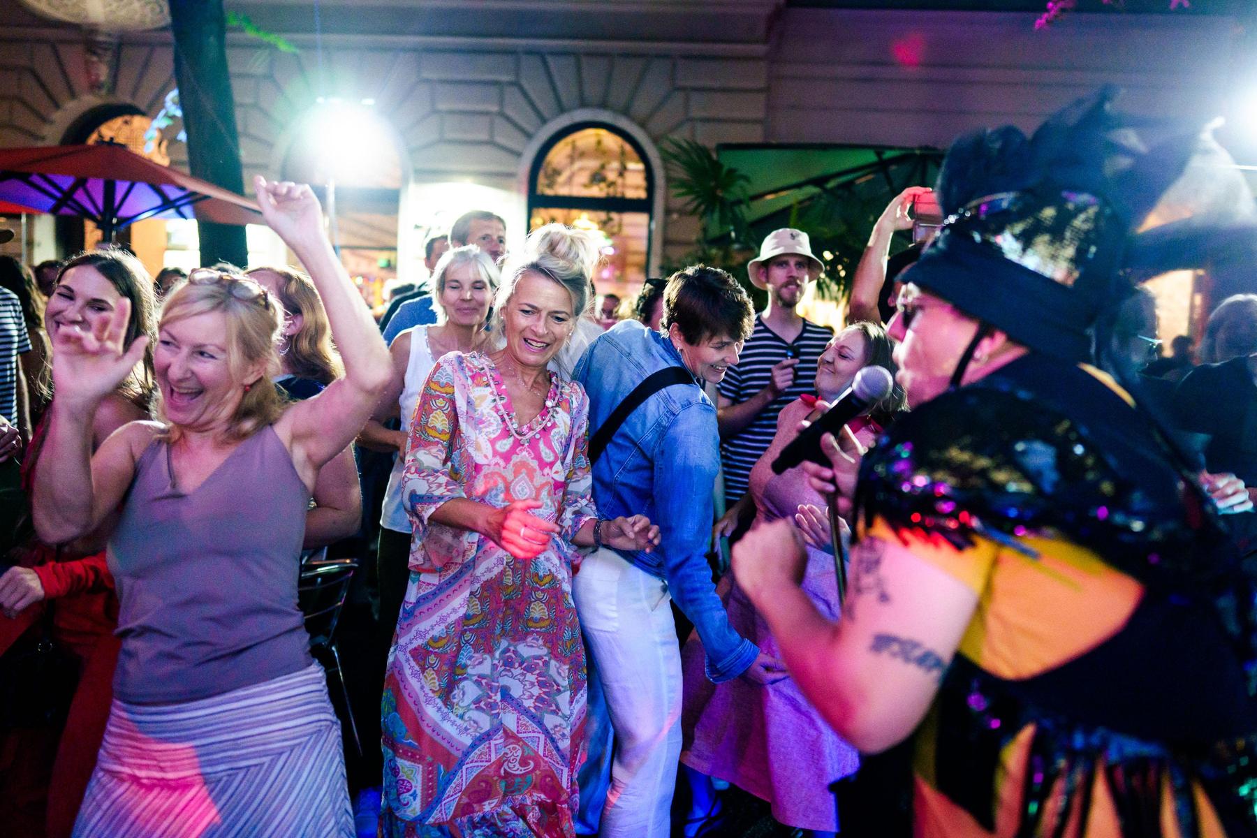Fotoserie: La Strada macht Tanzbeine in der Kaiserfeldgasse munter