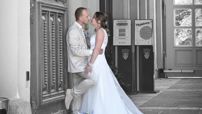 Zu sehen ist ein Hochzeitspaar, dass sich anschaut