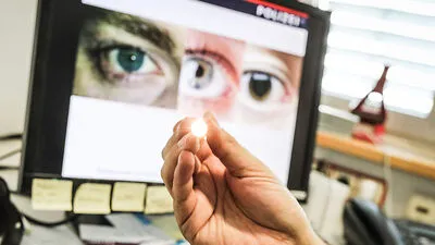Zuerst werden mittels Augenleuchte die Pupillen des Lenkers ins Visier genommen