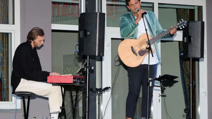 Das Duo „POPPINS“ mit Xaver Nahler am Keyboard und Gerhard Pischelsberger (Gitarre und Gesang) stellten auch ihre aktuelle Single „Love Generator“ am Monte-Carlo-Platz den zahlreichen Gästen vor.