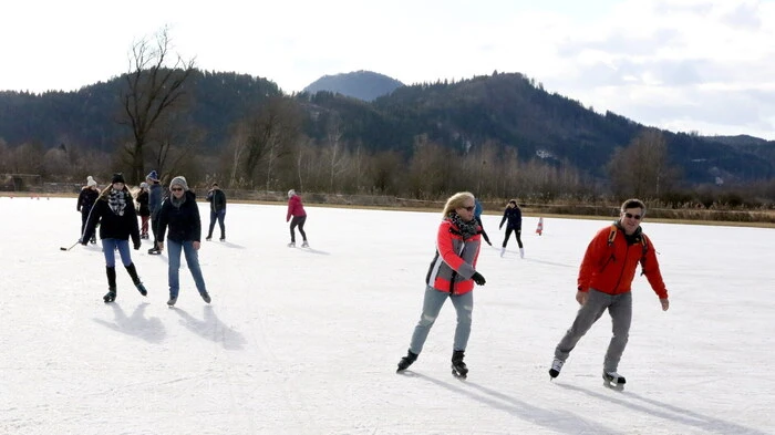 Eisläufer kamen am Wochenende in Unterbergen nahe St. Veit voll auf ihre Rechnung.