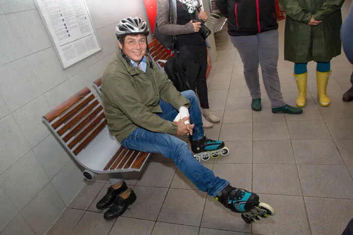 Vizebürgermeister Reinhard Hofer schnürt die Rollerskates.