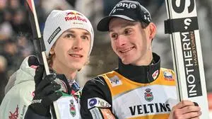 GER, 74. Vierschanzentournee, Auftaktspringen in Oberstdorf / 29.12.2025, Orlen Arena, Oberstdorf, GER, 74. Vierschanzentournee, Auftaktspringen in Oberstdorf, im Bild Daniel Tschofenig AUT, 3 und Domen Prevc SLO, 1 vor der Siegerehrung *** GER, 74 Four Hills Tournament, opening competition in Oberstdorf 29 12 2025, Orlen Arena, Oberstdorf, GER, 74 Four Hills Tournament, opening competition in Oberstdorf, in the picture Daniel Tschofenig AUT, 3 and Domen Prevc SLO, 1 before the award ceremony nordphotoxGmbHx/xHafner nph00200