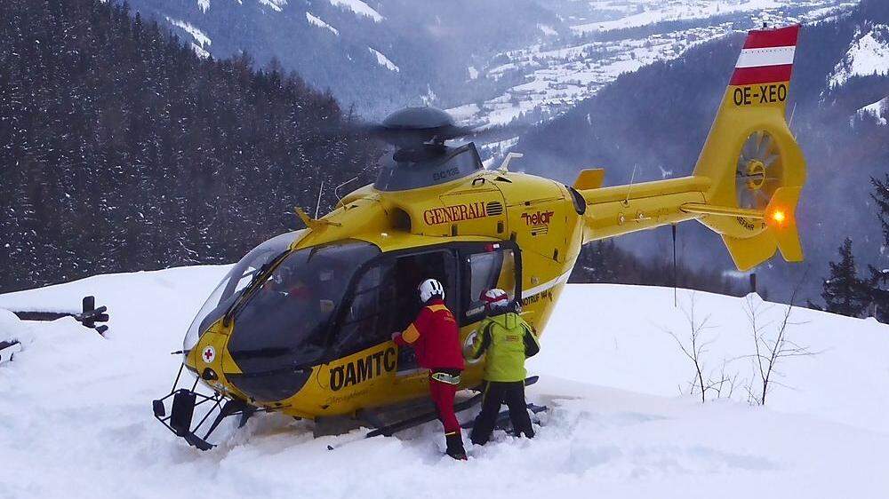 Der Rettungshubschrauber barg den schwerverletzten Wintersportler