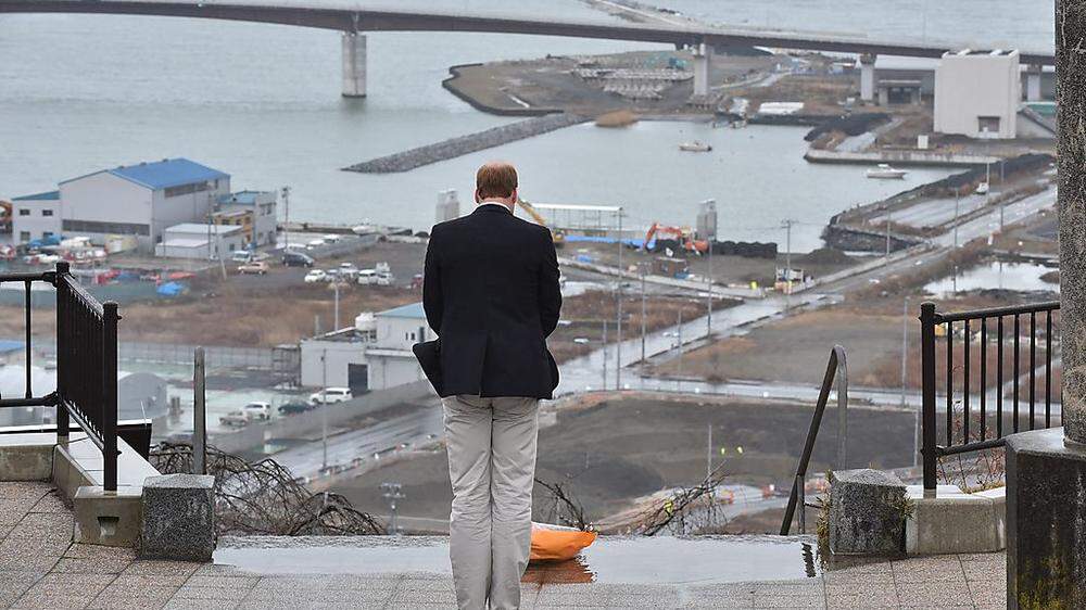 Prinz William legte zum Gedenken an die Tsunami-Opfer Blumen auf einem Schrein nieder 