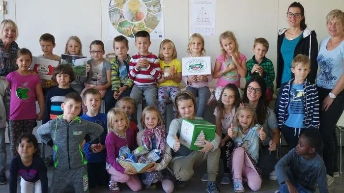 Gemeindebäuerin Monika Hutter (re) zu Gast an der Volksschule Weiz