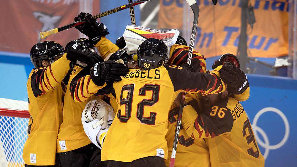 Riesenjubel beim deutschen Eishockeyteam nach dem Halbfinalsieg über Kanada