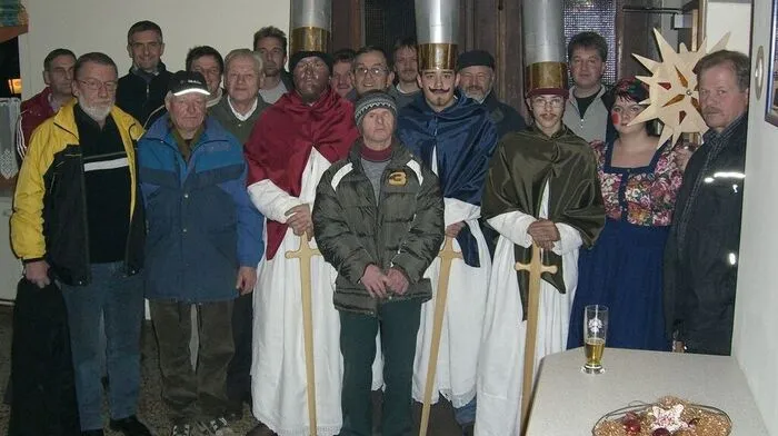 Die Kaleda- Gruppe wie sie im letzten Jahr in Latschach von Haus zu Haus zog
