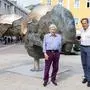 30.06.2023, Oesterreich, Lienz, Johannesplatz, Aufstellung der Bulle von Fuschl, Im Bild v.l.: Kuenstler Jos Pirkner und Tourismusobmann Osttirol Franz Theurl - Brunner Images 2023, Foto: Brunner Images / Brunner Philipp