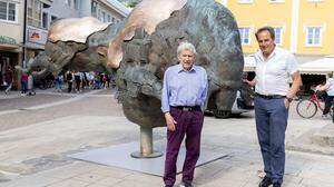 Bildhauer Jos Pirkner und TVB-Obmann Franz Theurl präsentierten die Bullenskulptur im Vorjahr auf dem Lienzer Johannesplatz 