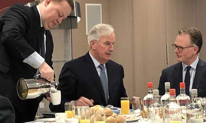 Freundliche Geste: Gastgeber EPC-Chef Fabian Zuleeg schenkt Michel Barnier Kaffee ein