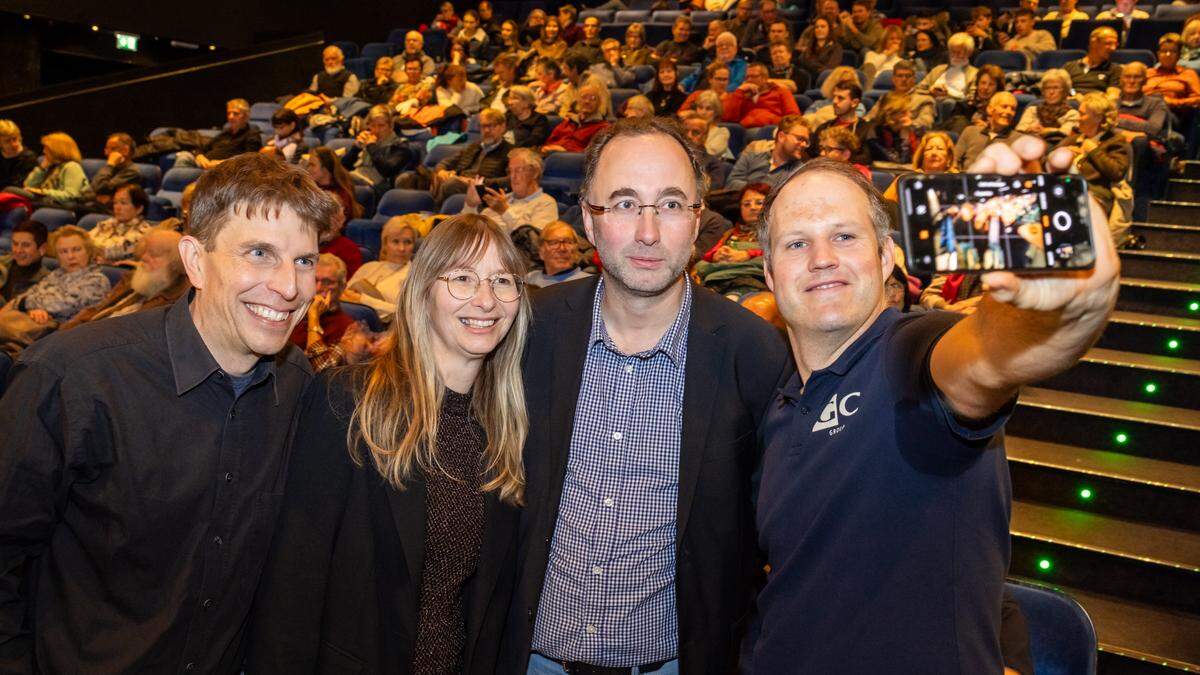 Volles Haus im Stadtkino: Dobat, Walkshofer, Oberrauner und Delleske (von links)