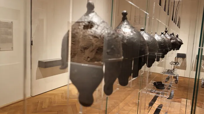 Waffen für die Götter. Helme, Waffen und Schwerter wurden am Förker Laas-Riegel am Dobratsch 1989 von Raubgräbern entdeckt. Der Fund ist im ersten Stock spektakulär in einer Vitrine in Szene gesetzt. Bei den alten Griechen, Römern und auch den Kelten war es durchaus Sitte, erbeutete Waffen nach einer Schlacht zur Schau zu stellen.