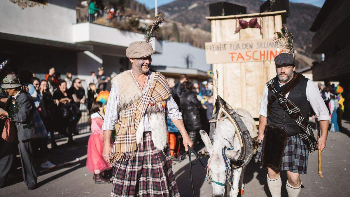 Dieser Esel feierte beim Sillianer Fasching mit, dafür wurden die Narren vom LVwG ermahnt, aber nicht abgestraft