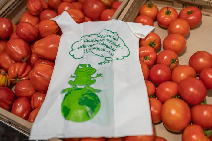 2015 entwickelte Hillebrand mit dem Verpackungszentrum Meininger, dem Abfallwirtschaftsverband und dem Umweltamt ein Bio-Plastiksackerl für Bauernmärkte.