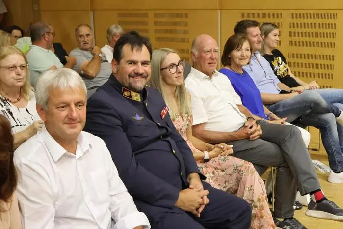Gesichtet wurden unter anderem „Hausherr“ Bürgermeister Seppi Ofner, der Dritte Landtagspräsident Günter Leikam, Bezirkspolizeikommandant Markus Tilli, Ärztin Sabine Wolkenstein, Gasthof „Silberberg“-Wirtin Birgit Langegger sowie der ehemalige Militärmusikkapellmeister Sigismund Seidl.
