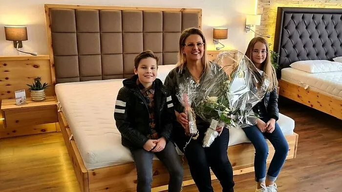 Die glückliche Gewinnerin Angelika Glantschnig aus Kühnsdorf mit ihren Kindern NIls und Ilvy