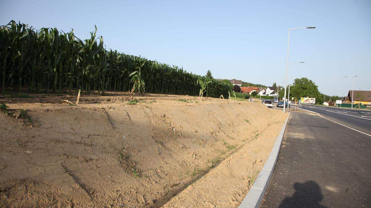 Dieser neue Geh- und Radweg wurde beim Unwetter komplett verschlammt