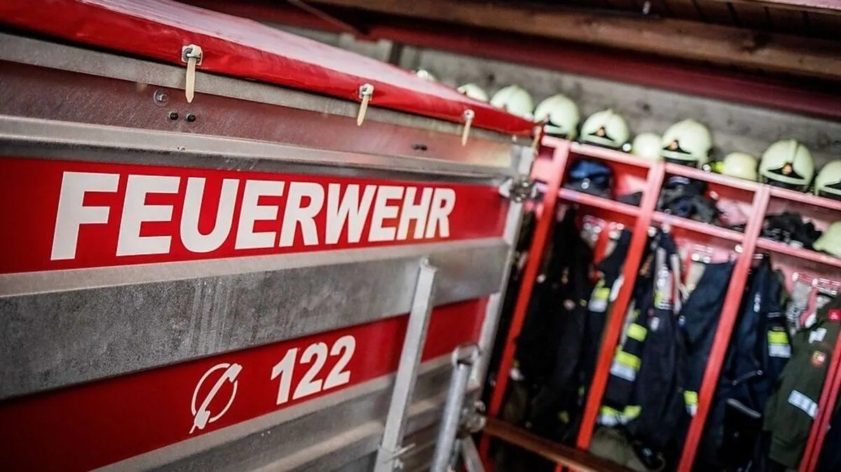 Dem Hausbesitzer gelang es, die Flammen noch vor dem Eintreffen der Feuerwehren mit einem Feuerlöscher selbst zu löschen