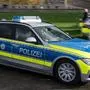 ABD0029_20151109 - Ein BMW 318 d Touring-Streifenwagen fährt am 09.11.2015 in Düsseldorf (Nordrhein-Westfalen) am Rheinufer. Die nordrhein-westfälische Polizei steigt von Volkswagen auf BMW um: Bis zu 1845 neue Streifenwagen werden in den nächsten drei Jahren von BMW geliefert und vom Land geleast. Foto: Federico Gambarini/dpa +++(c) dpa - Bildfunk+++