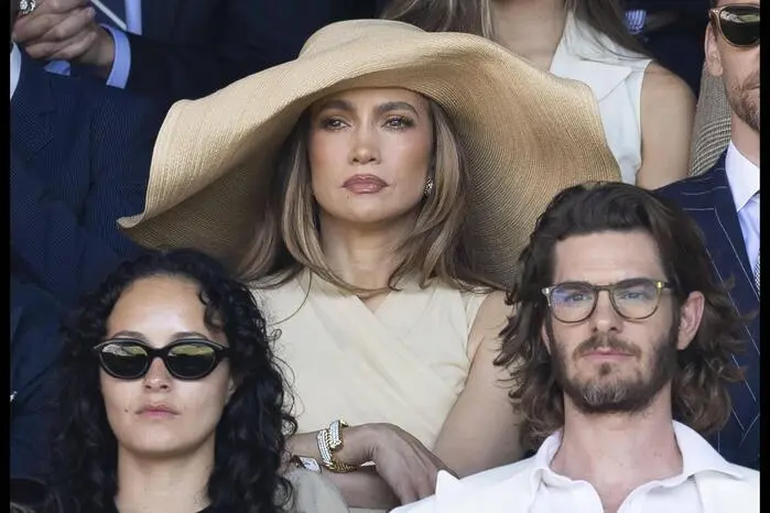 Elegant in beige gekleidet und gut behütet erschien Sängerin Jennifer Lopez.