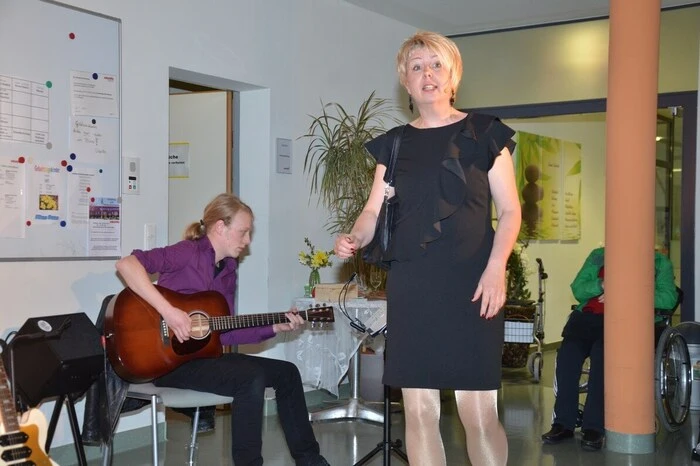 Begleitet wurde Frau Sabine von dem Musiker Tobias Ecker, der das Programm mit seinen Gitarrensolos bereichert.