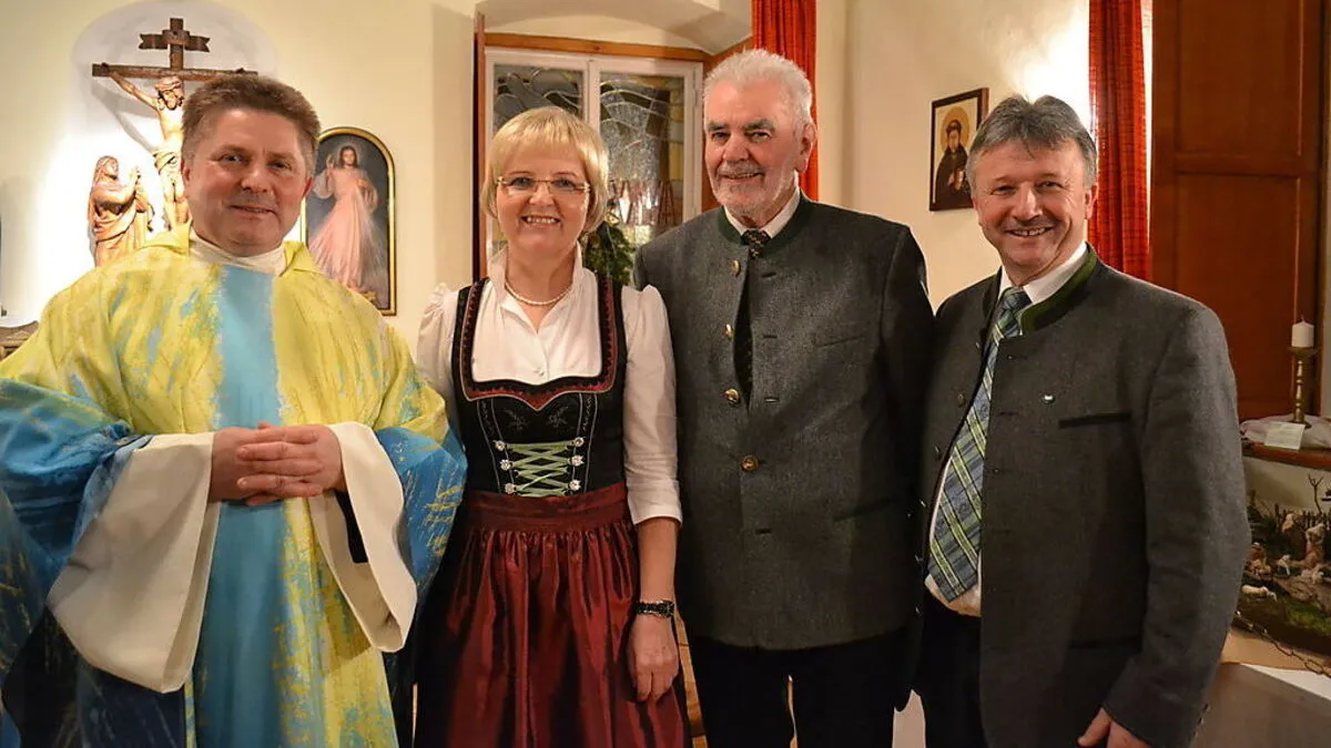 Pater Johannes Salawa, Waltraude Lechner, Franz Grieshofer und Hubert Lang bei der Eröffnung der Ausstellung