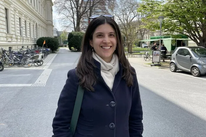 Carola (22): „Ich würde trotzdem noch eine Maske an der Uni tragen, um die Ansteckungsgefahr zu verringern. Aber ich finde es gut, dass der Präsenzunterricht zurückkehrt, es ist anregender und man ist weniger abgelenkt, wenn man andere Studierende statt den eigenen Laptop sieht.“ 