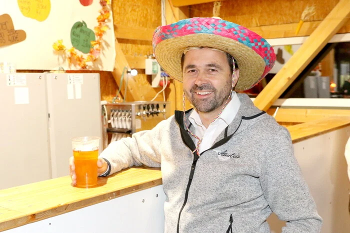 In optimaler Partylaune gesichtet wurden mit ihren schmucken Hüten unter anderen Musiker Volte Stubinger junior, Kabarettist Peter Kowal, Unternehmer Walter Winkler sowie Bürgermeister Dietmar Rauter (Foto). 