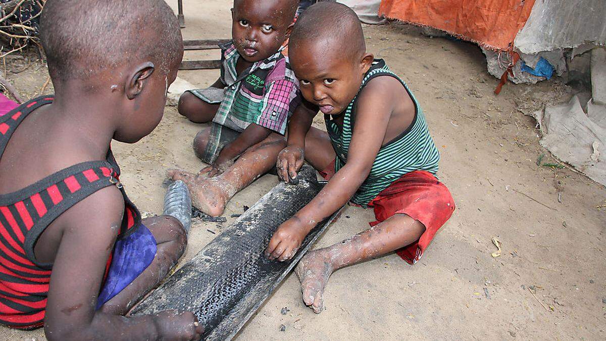 Kinder in einem Flüchtlingscamp in Mogadishu, Somalia