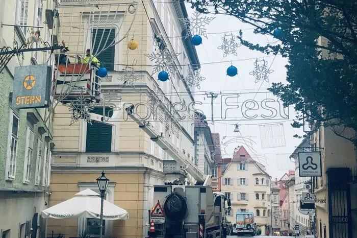 Auch die Weihnachtsbeleuchtung in der Stadt - wie hier in der Sporgasse - hängt schon. Sie wird am 21. November illuminiert.