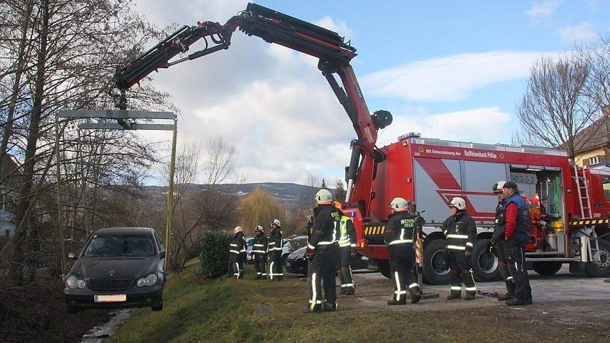 Das Fahrzeug wurde aus dem Bach "gefischt"