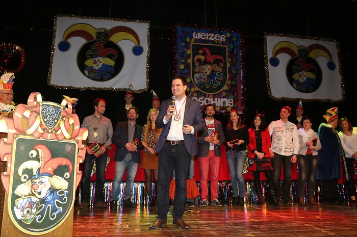 LH-St. Michael Schickhofer war auch einmal Faschingsprinz in Weiz. Er bekam an diesem Abend einen Faschingsorden überreicht. Mehr über die 20. Weizer Faschingssitzung kann man beim Durchblättern der Bildergalerie erfahren.