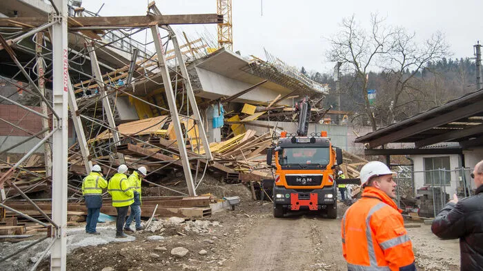 Mehrere Hundert Tonnen Material krachten auf einer Länge von fast 100 Metern auf den Boden.