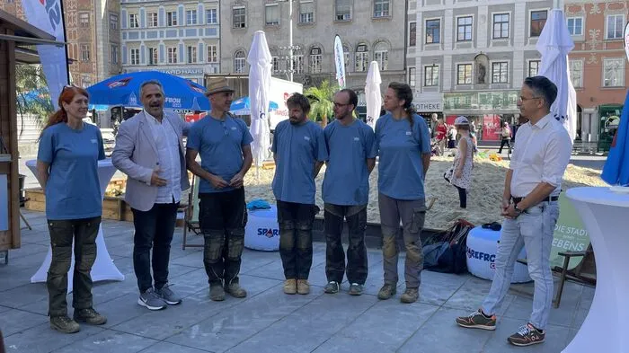 Fünf internationale Künstlerinnen und Künstler zaubern am Hauptplatz Metamorphosen aus Sand. 