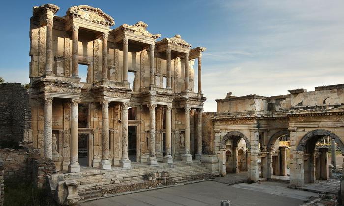 Die Celsus-Bibliothek, Wahrzeichen der antiken Metropole Ephesos. 