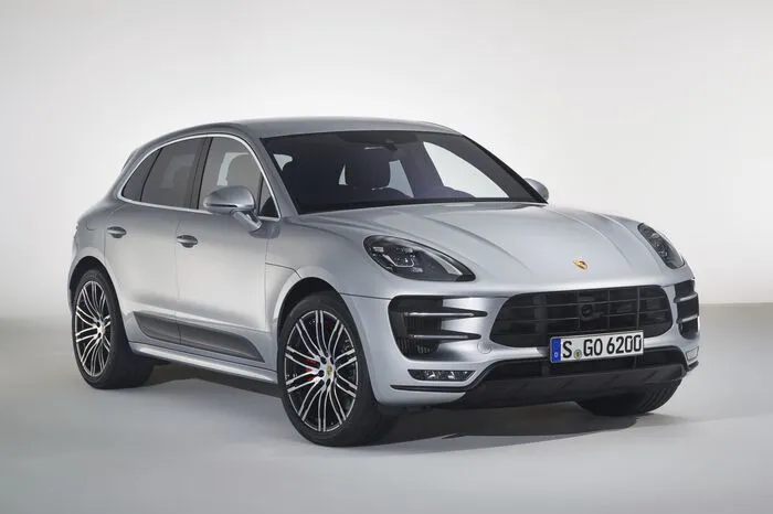 Für die sportliche Straßenlage sorgt auf Tastendruck das „Porsche Active Suspension Management“ (PASM), das optimal auf die Tieferlegung der Karosserie um 15 Millimeter abgestimmt ist. Als Option steht die Luftfederung mit Niveauregulierung, Höhenverstellung und zehn Millimeter Tieferlegung zur Wahl.