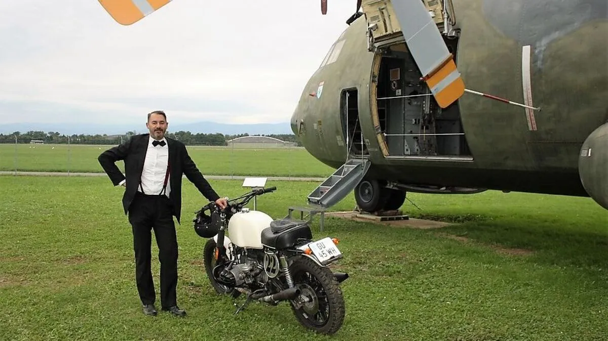 Veranstalter Tom Possod in der Einserpanier mit seinem Bike