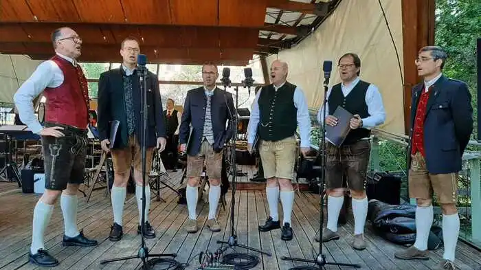 Murau war am Samstag Gastgeber für die Volkskulturveranstaltung „Die Steirische Roas“. Auf neun Stationen wurde gelebte Volkskultur gezeigt. Das Männersextett Gestern & Heut gestaltete mit dem Musikverein den Festgottesdienst