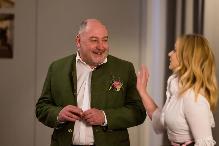 Die Handlung: Ein Parade-Österreicher, gespielt von "Seyffenstein" Rudi Roubinek, will ein echter Bayer werden, um eine Münchnerin heiraten zu dürfen.