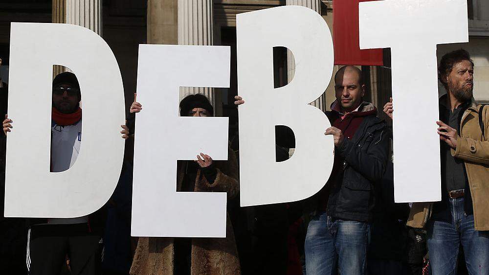 Nicht nur die Griechen (hier ein Bild von einer Demonstration in Athen) plagen hohe Schulden (engl. &quot;debt&quot;)