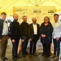 Günter Novak-Kaiser, Max Lercher, Alexander Putzenbacher, Hermann Schmidt, Anita Rossmann, Wolfgang Moitzi und Alfons Hotter bei der Präsentation des Wohnbauprojektes