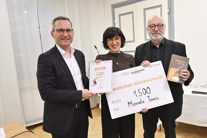 Der Preis der Stadt Klagenfurt ging an Manuela Tomic, im Bild mit Kulturstadtrat Franz Petritz und dem Jury-Vorsitzenden Günter Schmidauer