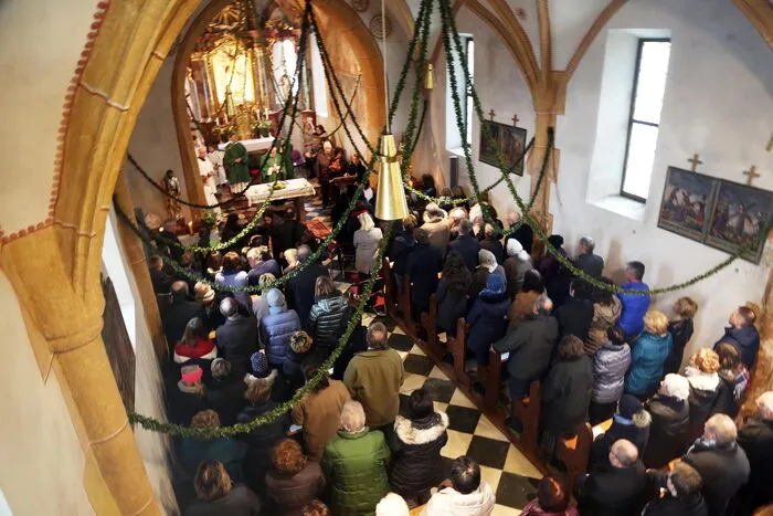 Großer Andrang um den Bischof in seiner Heimatkirche zu sehen.