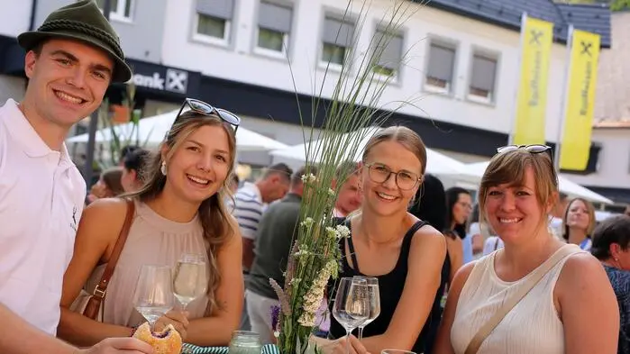 Unter weit ausladenden Baumkronen, zwischen Parkrasen und Springbrunnen wurde der Passailer Hauptplatz zur großen Tafel. Landwirte und Gastronomen aus der Region servierten beim „Happerl Essen“ ihre Spezialitäten: vom klassischen Sterz und Mulbratl mit Kren über Mehlspeisen bis zu Yak-Gerichten.
