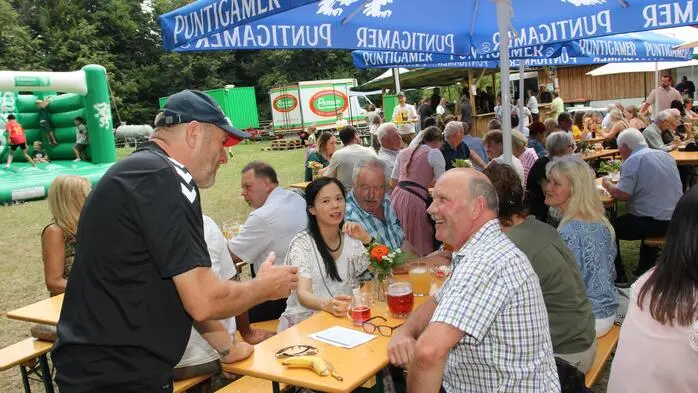 Bürgermeister Roman Neumann und sein Team der ÖVP Ligist organisierten auch dieses Jahr den beliebten Frühschoppen „Unter den Linden“ beim ehemaligen Gasthaus Moserweber in Ligist/Oberwald. 